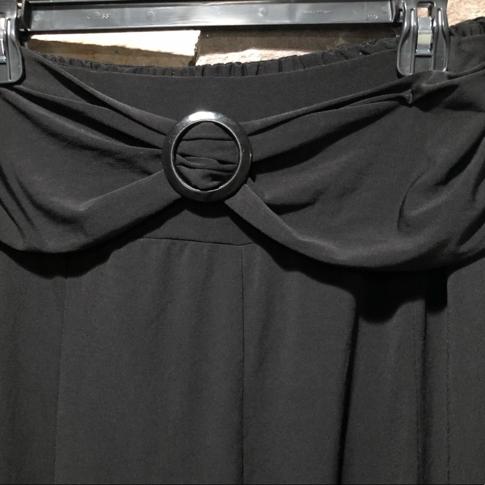 Requirements black skirt size large - Picture 11 of 11